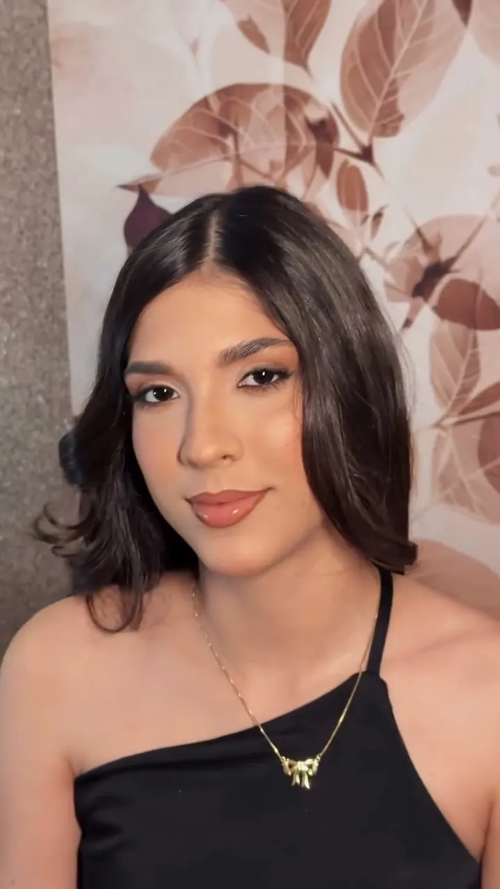 Cliente com cabelo curto escovado e make suave