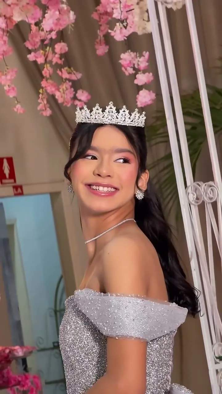 Debutante com tiara de cristais e vestido prateado