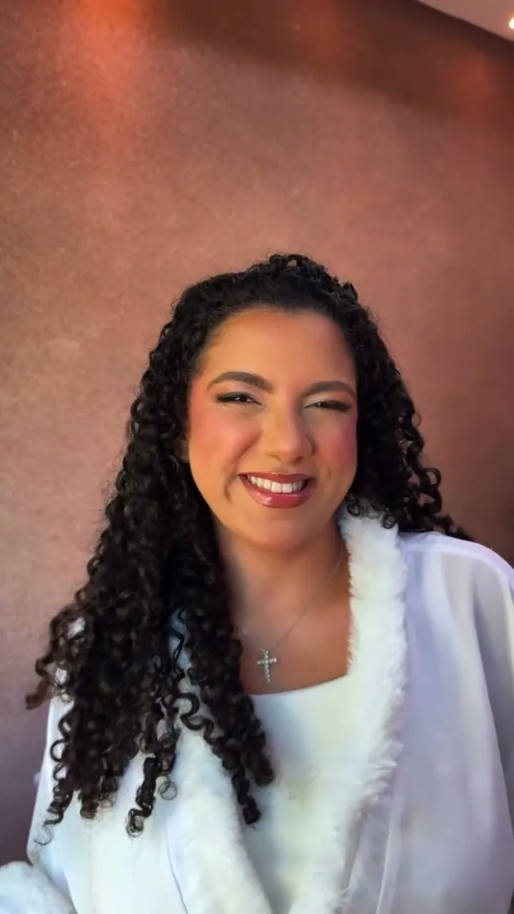 Noiva Laiane de cabelo cacheado e roupão branco