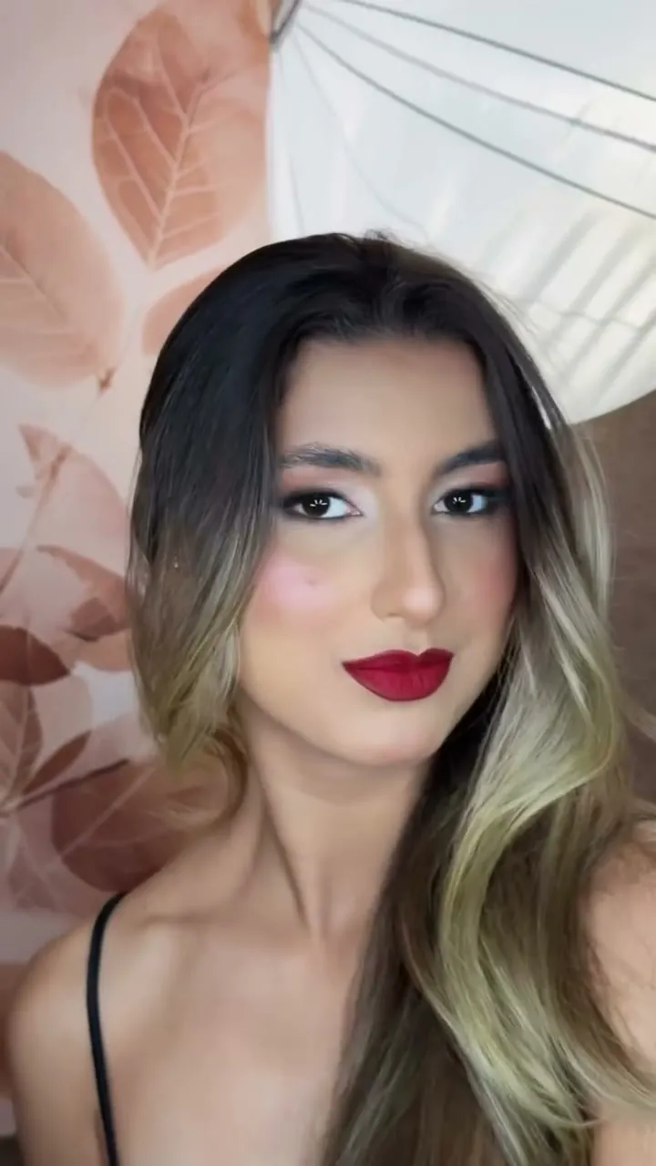 Cliente com pele luminosa e batom vermelho