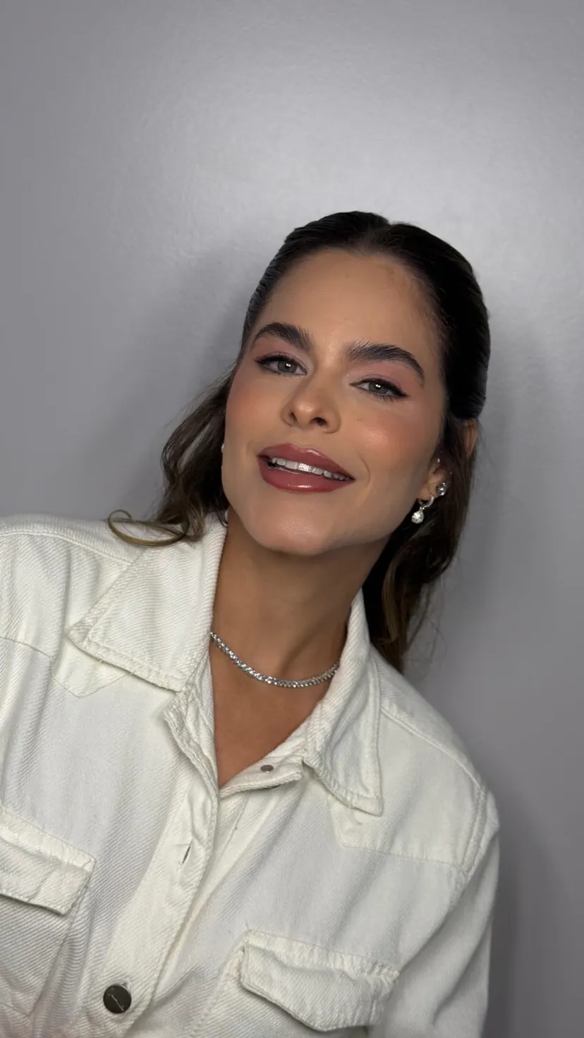 Noiva Ravielly com maquiagem iluminada e penteado preso