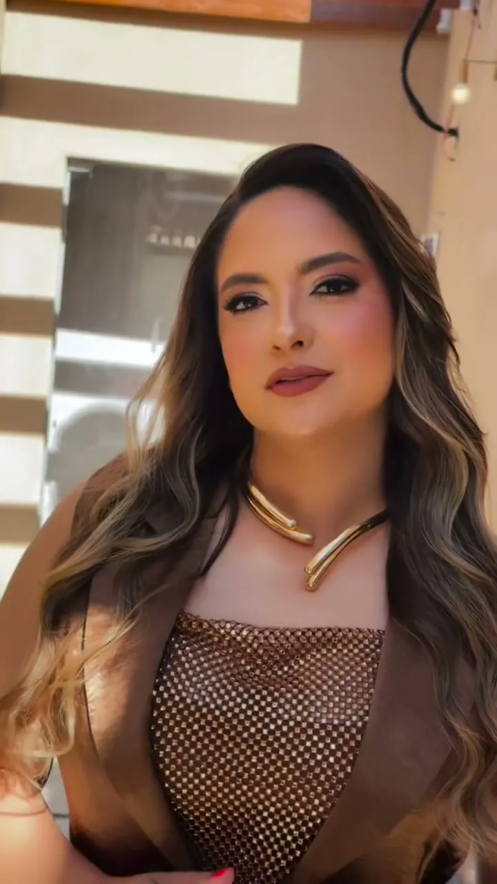 Cliente com maquiagem bronze e cabelo em ondas